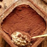 Owsianka tiramisu ze skyrem, płatkami owsianymi, kawą i kakao – proteinowe śniadanie.