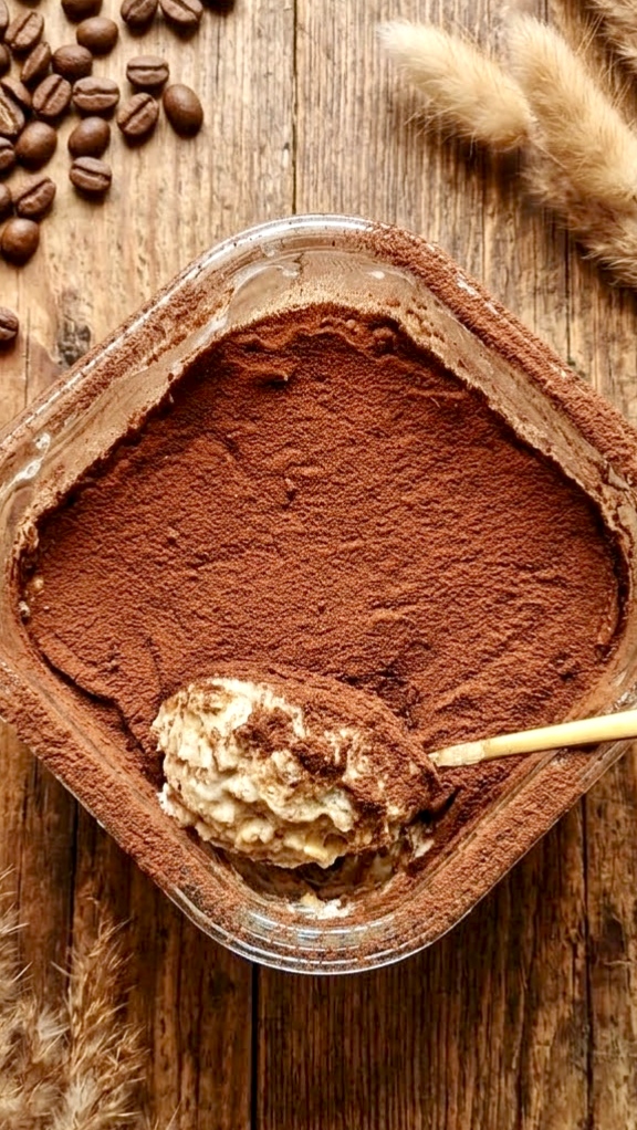 Owsianka tiramisu ze skyrem, płatkami owsianymi, kawą i kakao – proteinowe śniadanie.